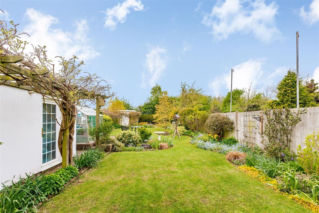 Property photo 2 of 17 Garden