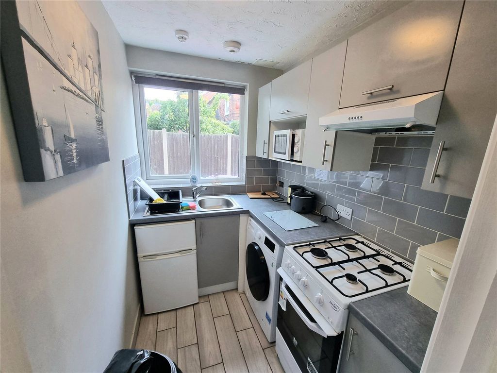 Property photo 2 of 8 Picture No. 12
