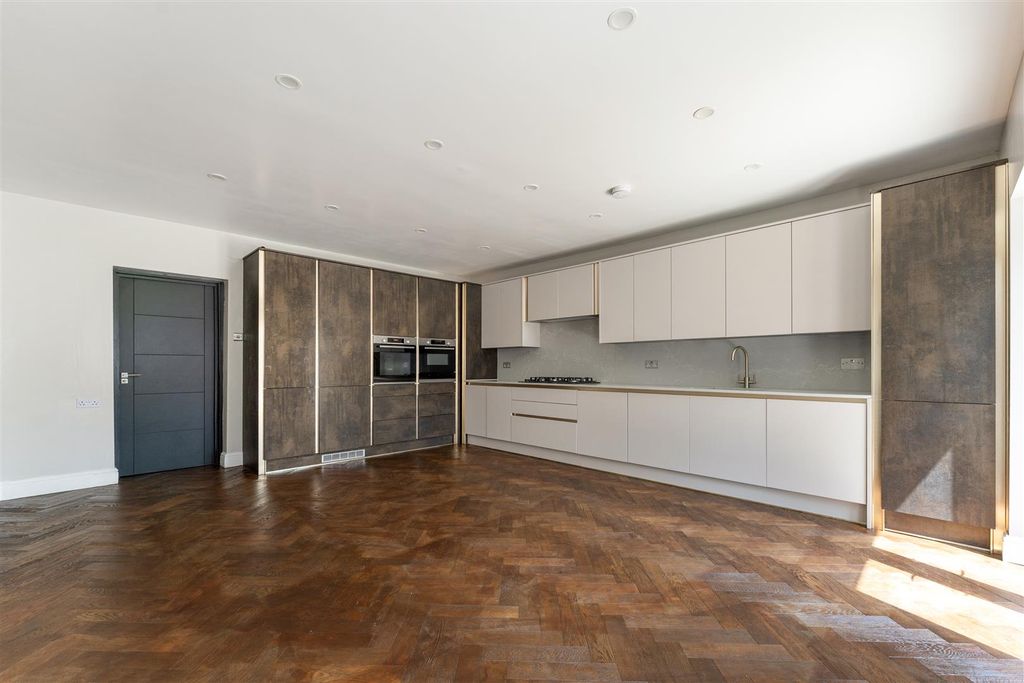 Property photo 3 of 48 Lea Bridge Road, E17