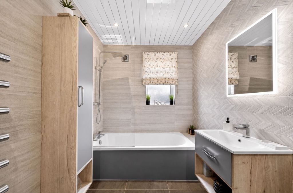 Property photo 3 of 20 Crisp Modern Bathroom
