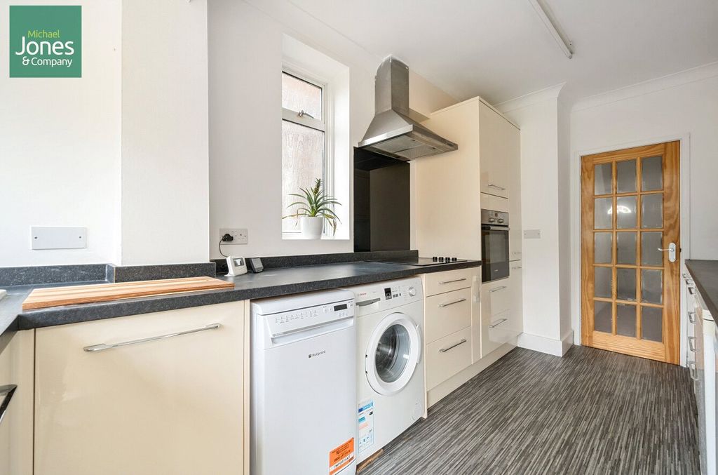 Property photo 3 of 18 Kitchen