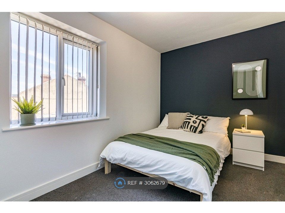 Property photo 2 of 17 Room 3