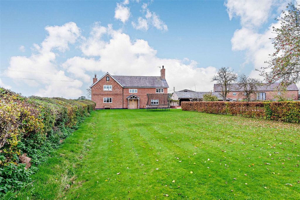 Property photo 3 of 31 Front Garden