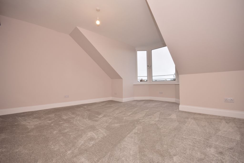 Property photo 3 of 18 Lounge