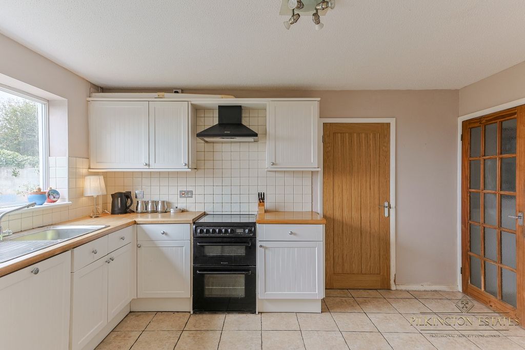 Property photo 2 of 19 4378012