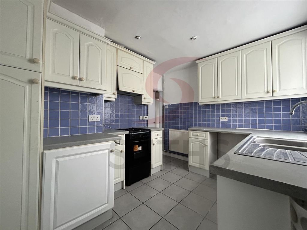 Property photo 2 of 11 Kitchen