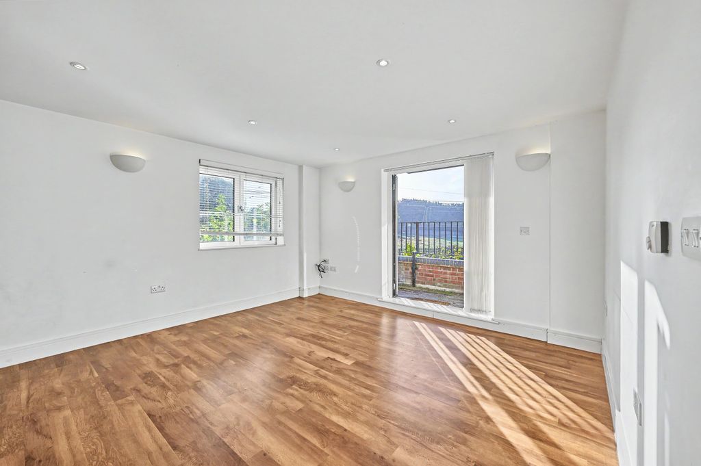 Property photo 2 of 18 69 Tanners Wharf, Bishops Stortford, CM23 3Fe
