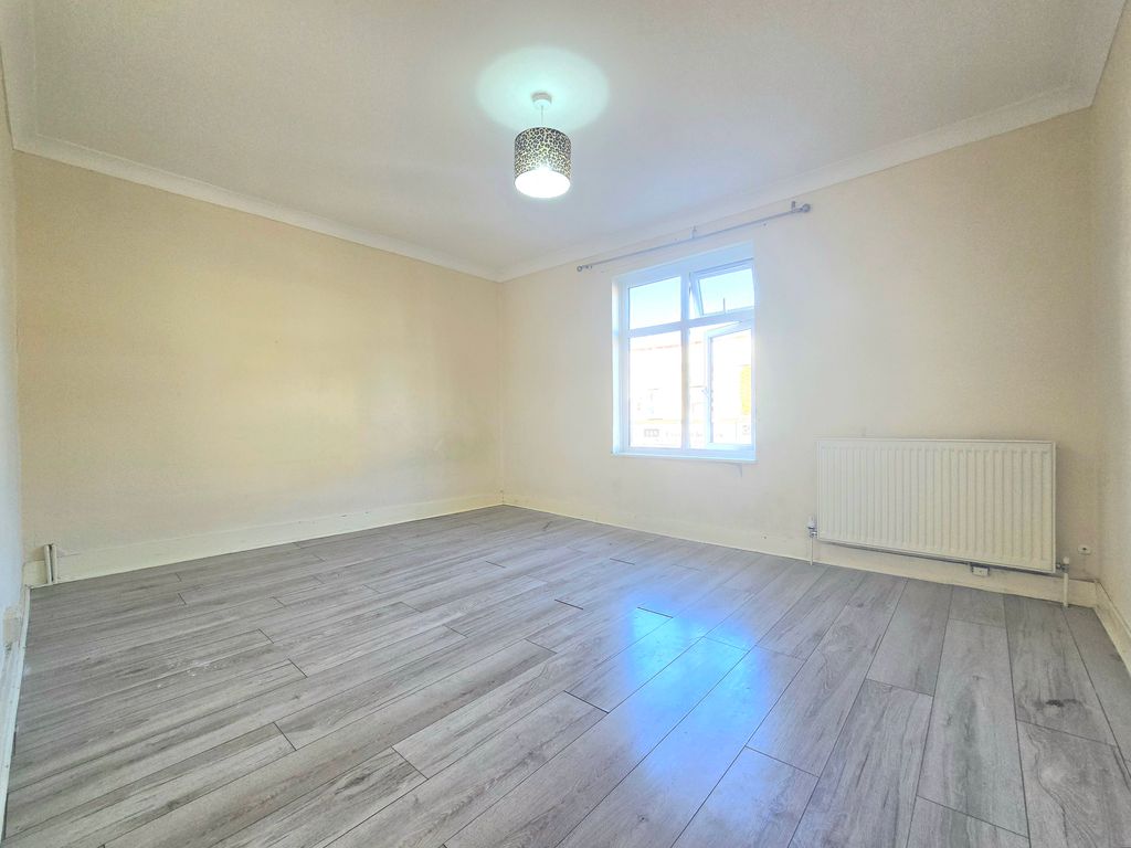 Property photo 3 of 8 3