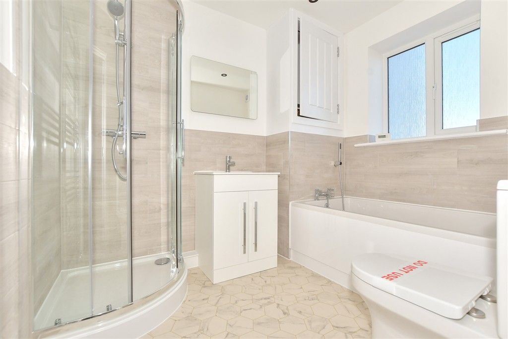 Property photo 3 of 9 En-Suite Bathroom