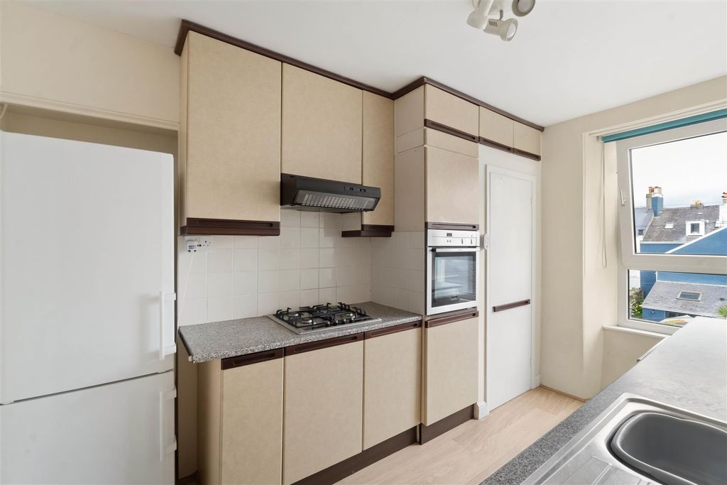 Property photo 3 of 7 Kitchen