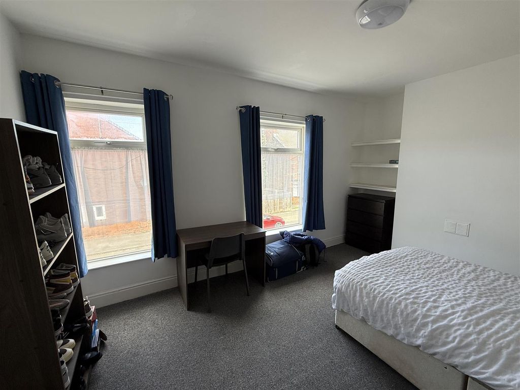 Property photo 3 of 10 Bed 4.Jpg