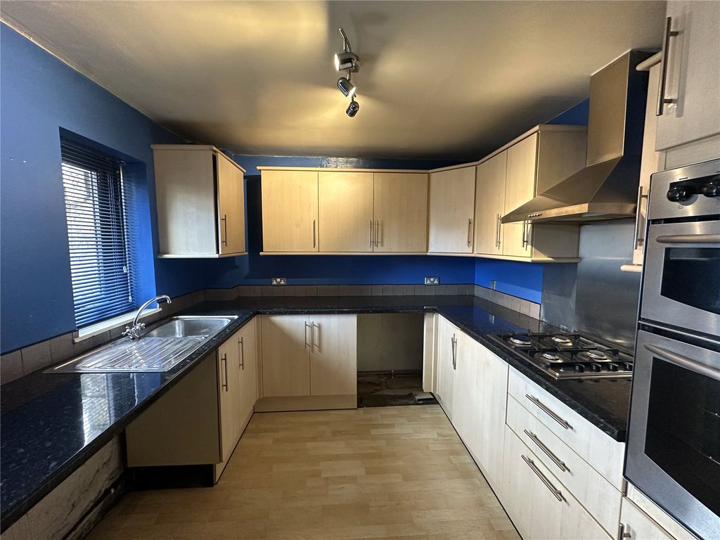 Property photo 2 of 11 Kitchen