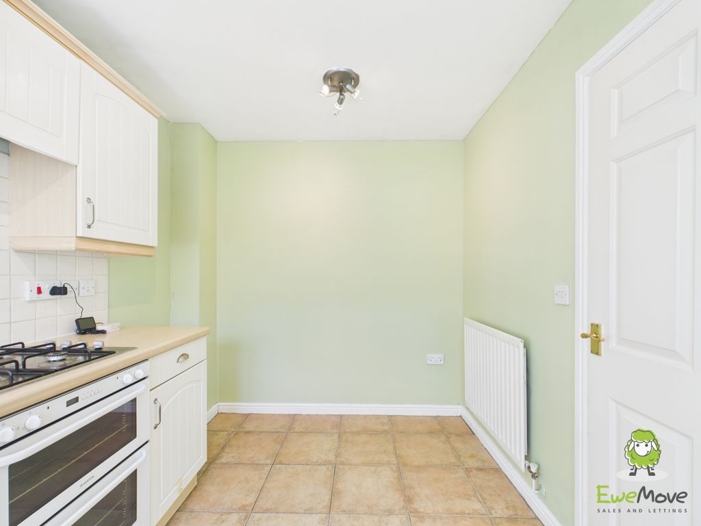 Property photo 3 of 18 Ewemove Basingstoke Highpath Way Kitchen