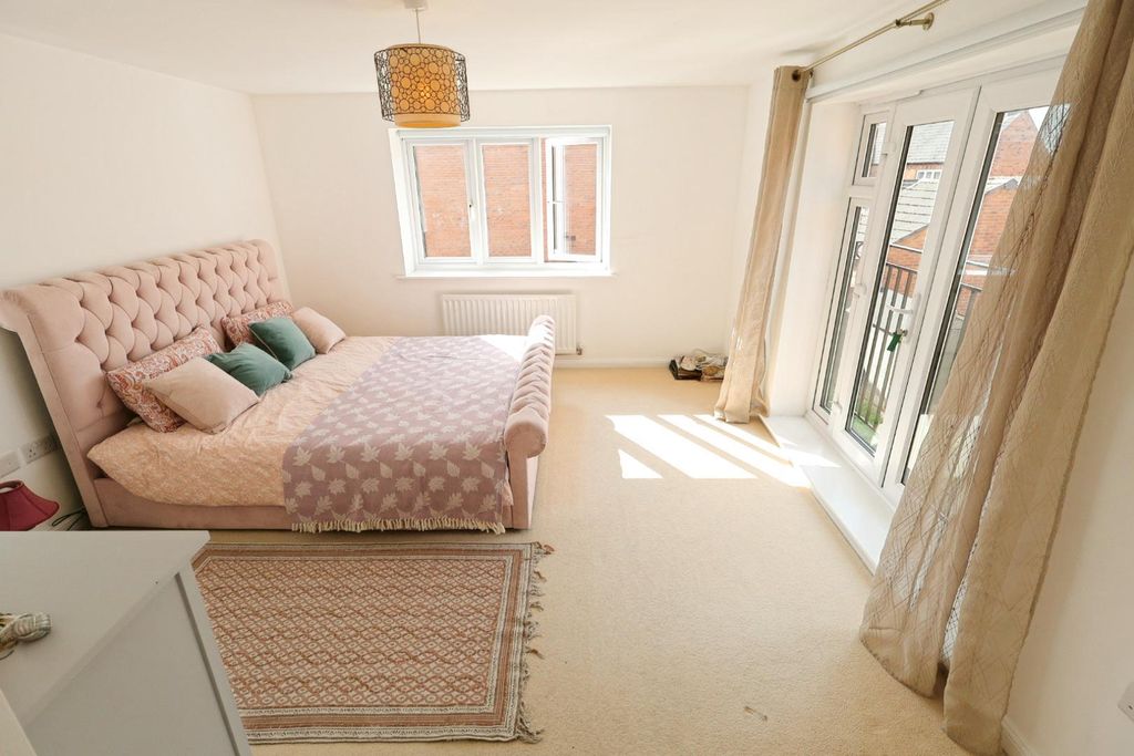 Property photo 2 of 18 Principal Bedroom