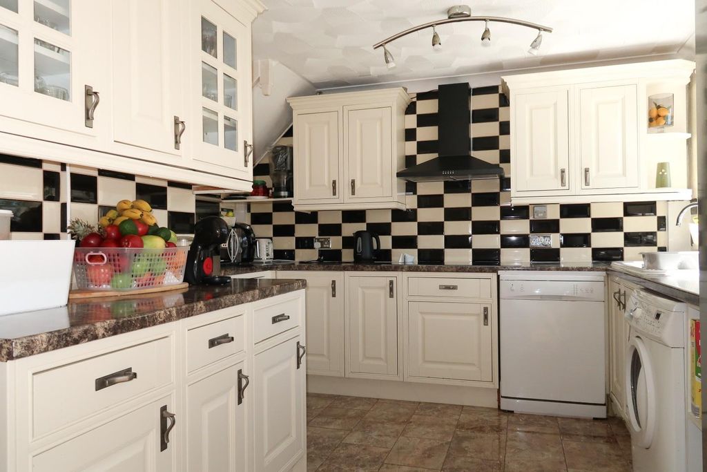 Property photo 3 of 20 Kitchen