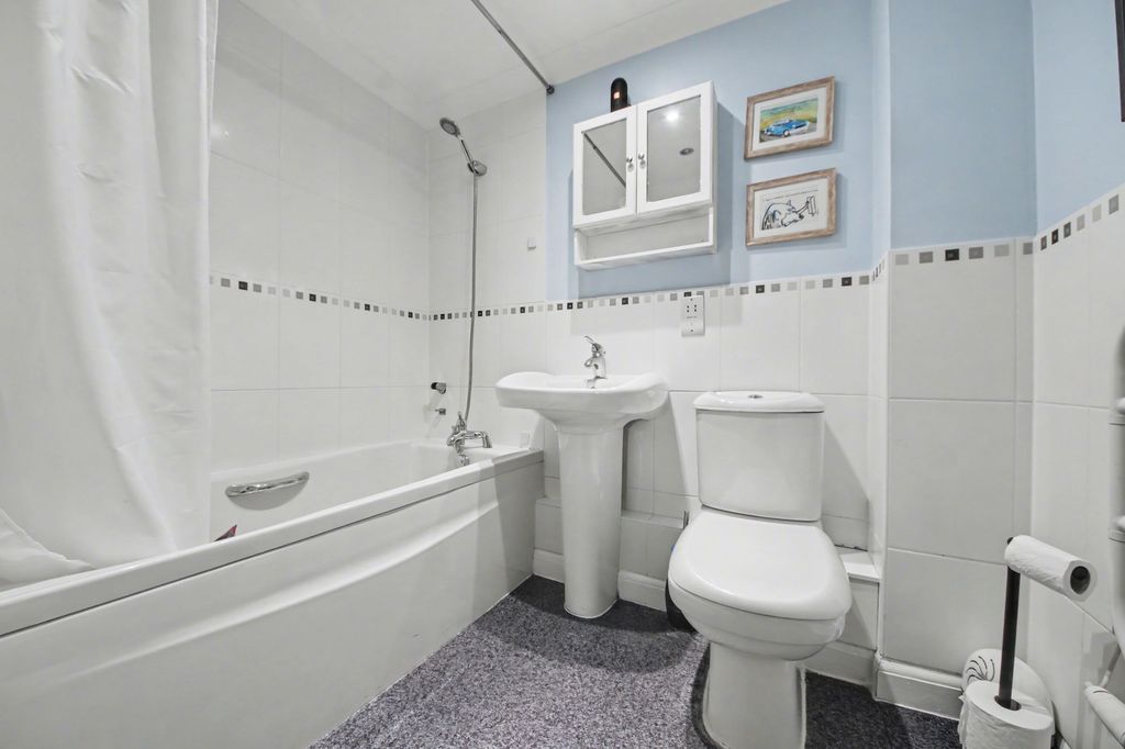 Additional image 12 of 2 bed flat for sale52 Vespasian Road, Bitterne Manor SO18