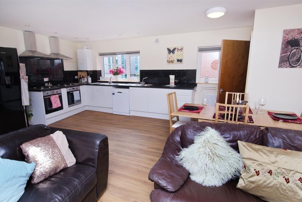 Property photo 3 of 16 Bright, Modern Open-Plan Living Area With A Contem...