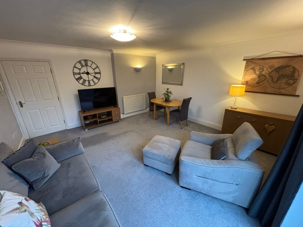 Property photo 3 of 8 Lounge