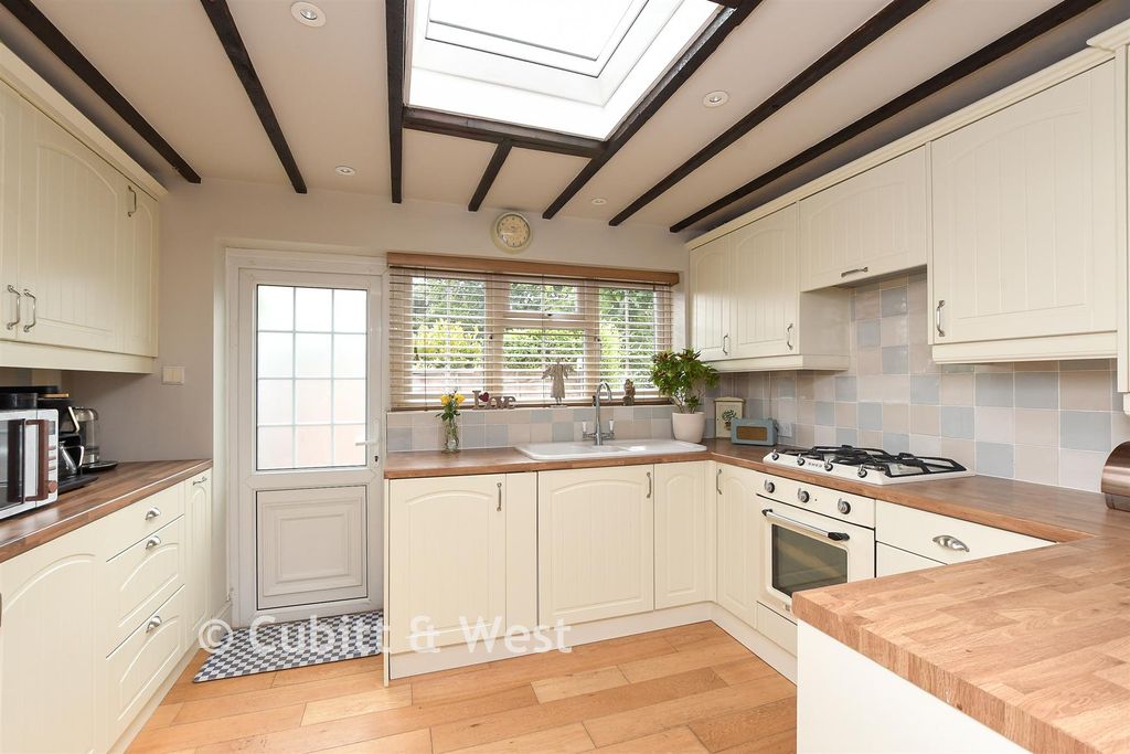 Property photo 3 of 18 Kitchen