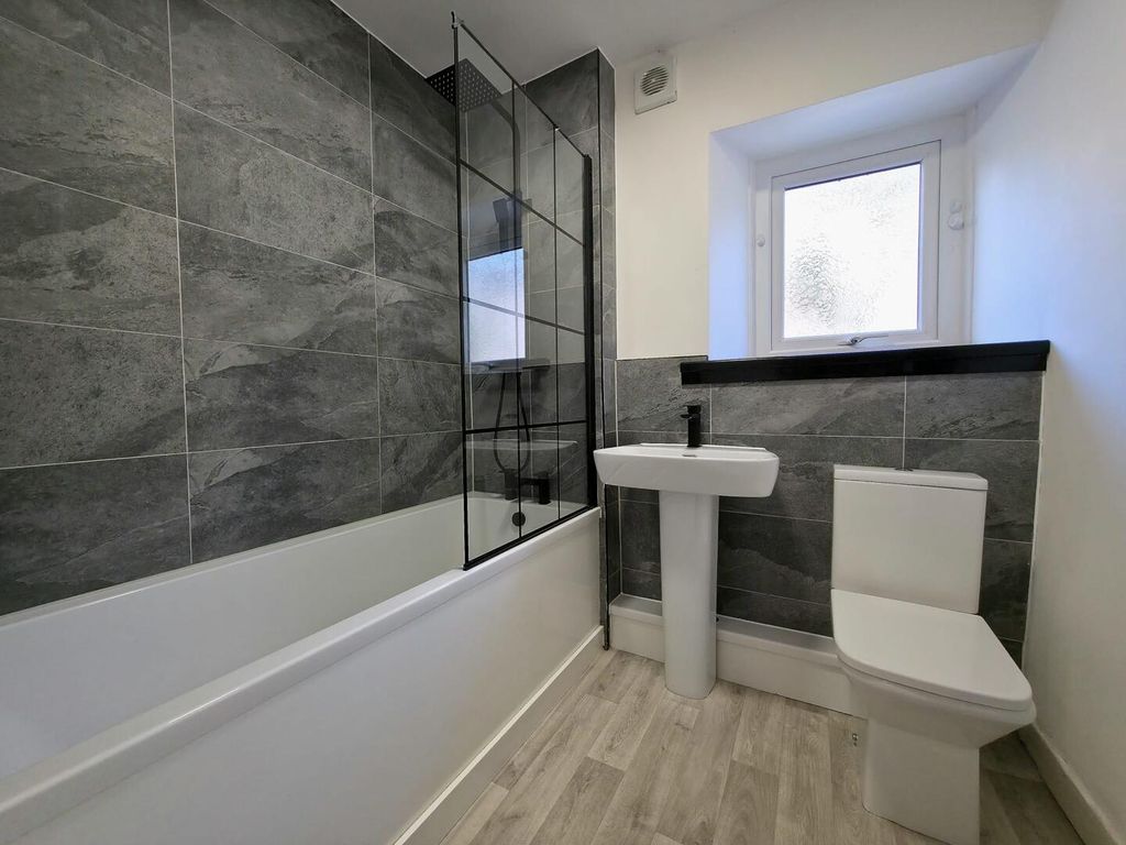 Property photo 2 of 9 Bathroom