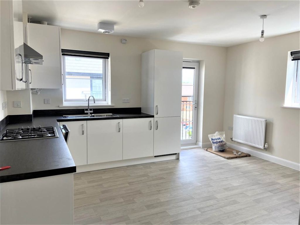 Property photo 3 of 7 Kitchen