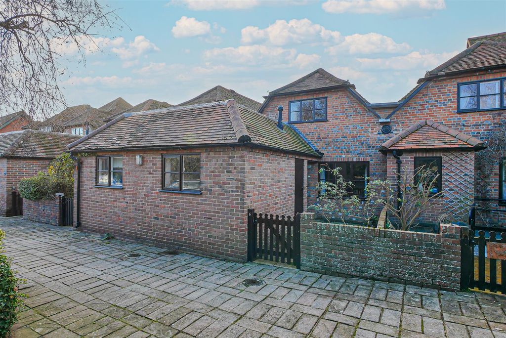 Property photo 1 of 8 Approach