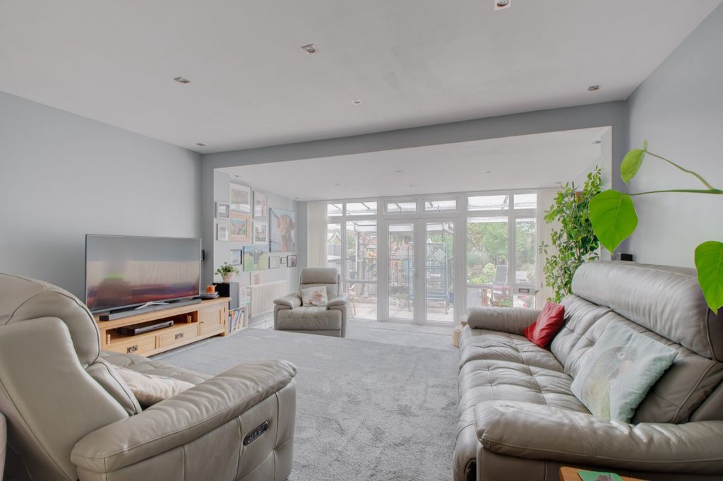 Property photo 2 of 19 Picture No. 27