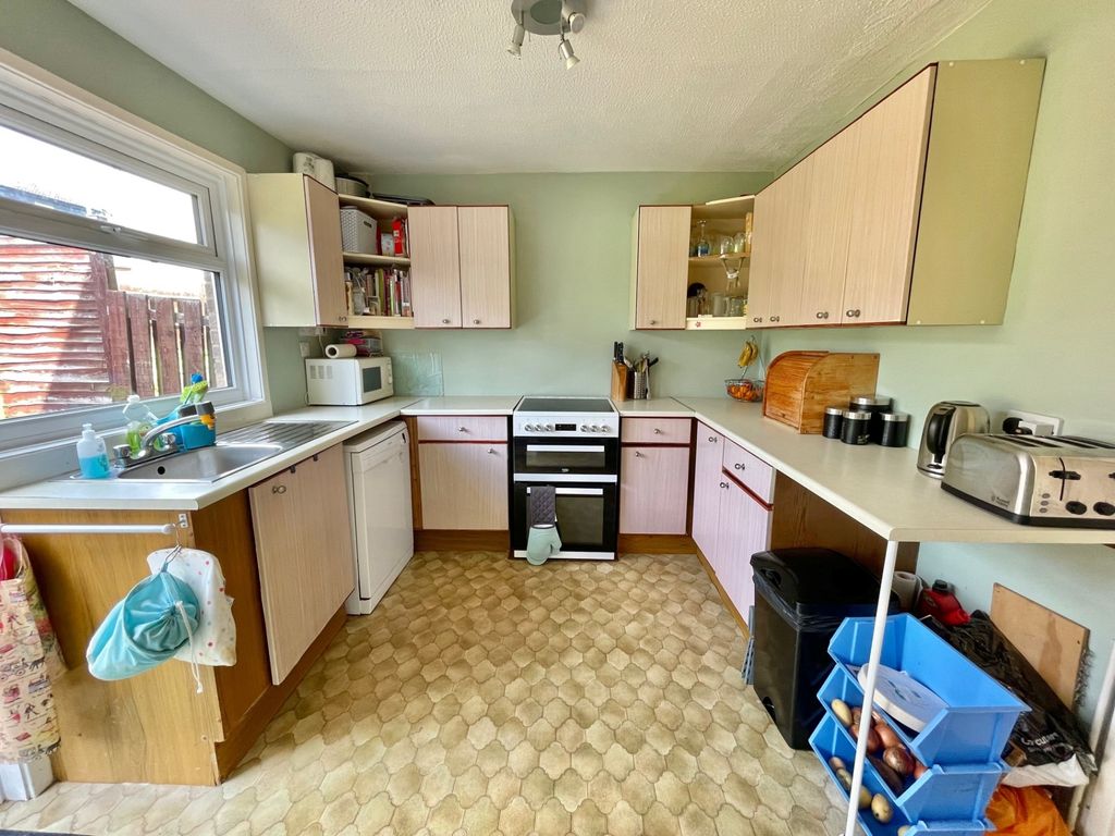 Property photo 2 of 7 Kitchen