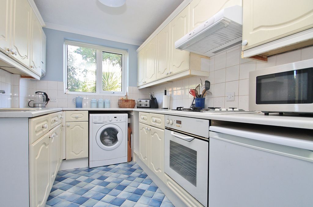 Property photo 2 of 11 Kitchen