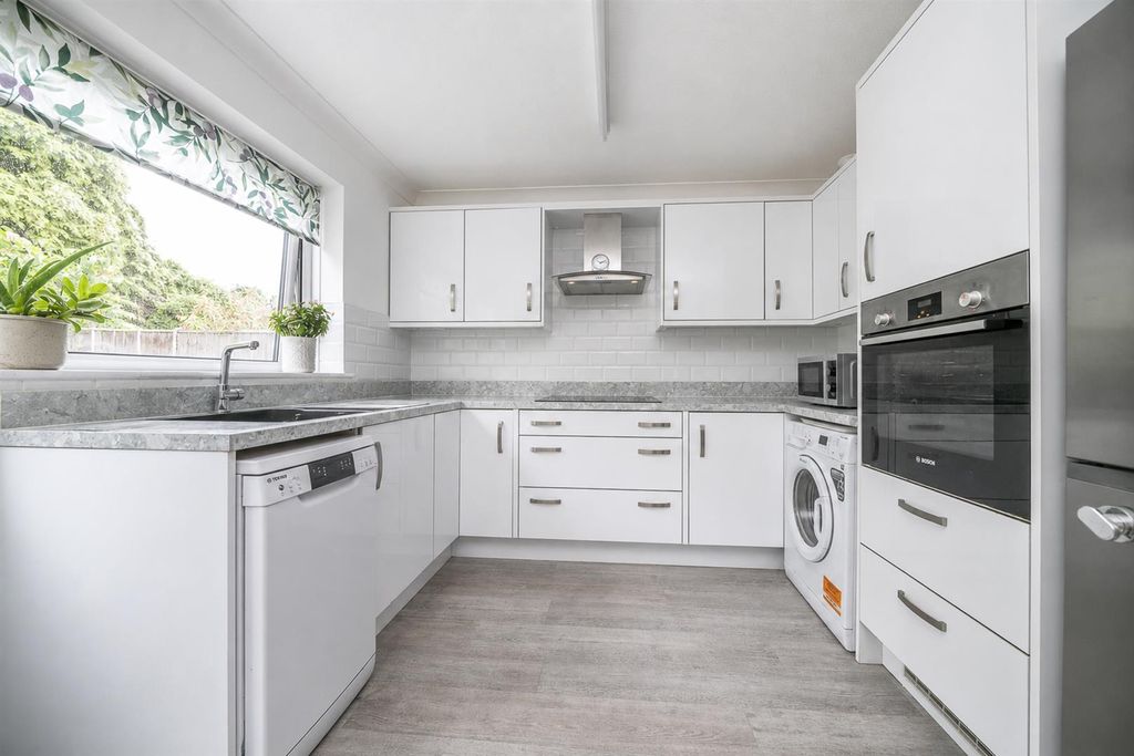Property photo 3 of 14 59-Upper-Heath-Rd-1005.Jpg