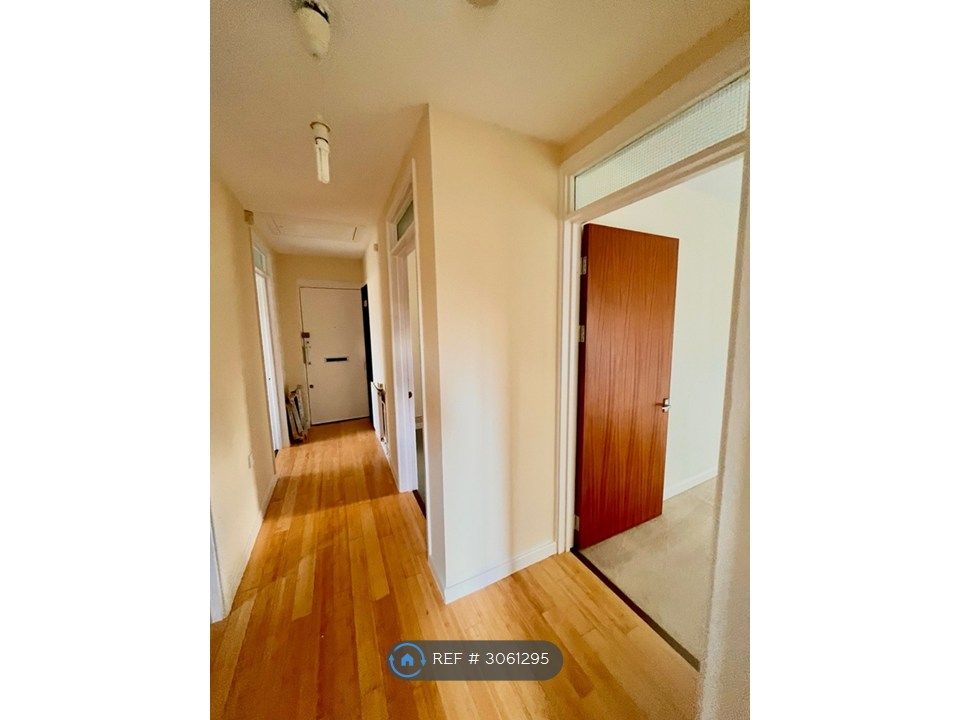 Property photo 3 of 8 Hall 2