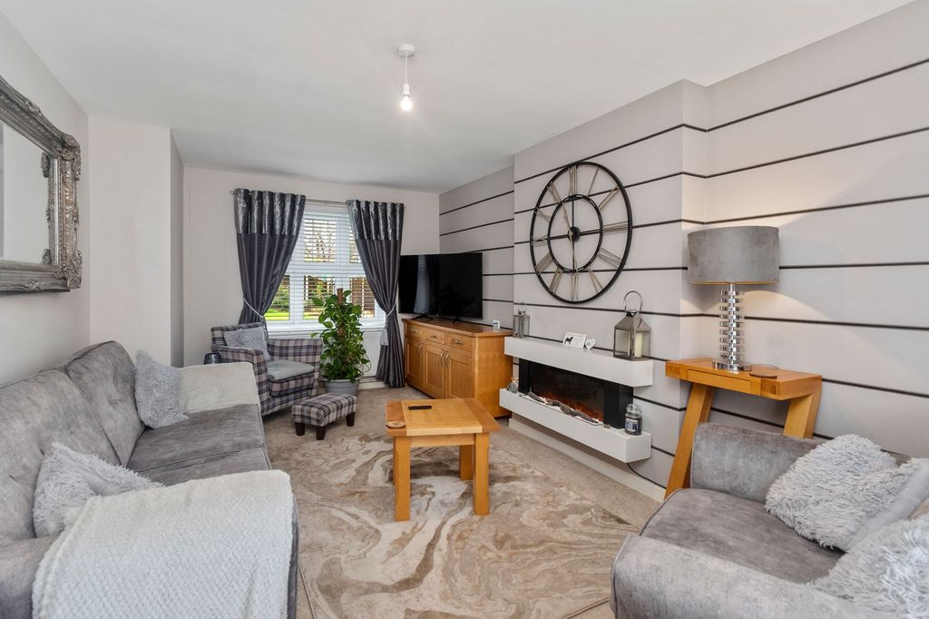 Property photo 3 of 33