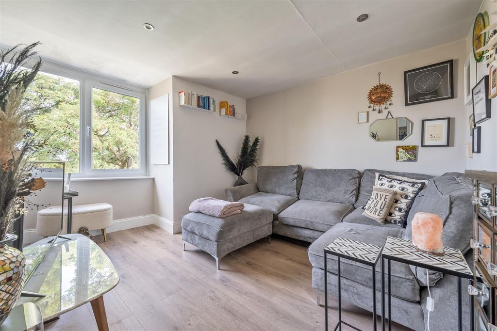 Property photo 1 of 14 Hermon Hill, E18