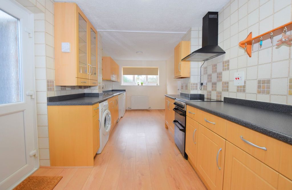 Property photo 3 of 5 Fully Fitted Kitchen