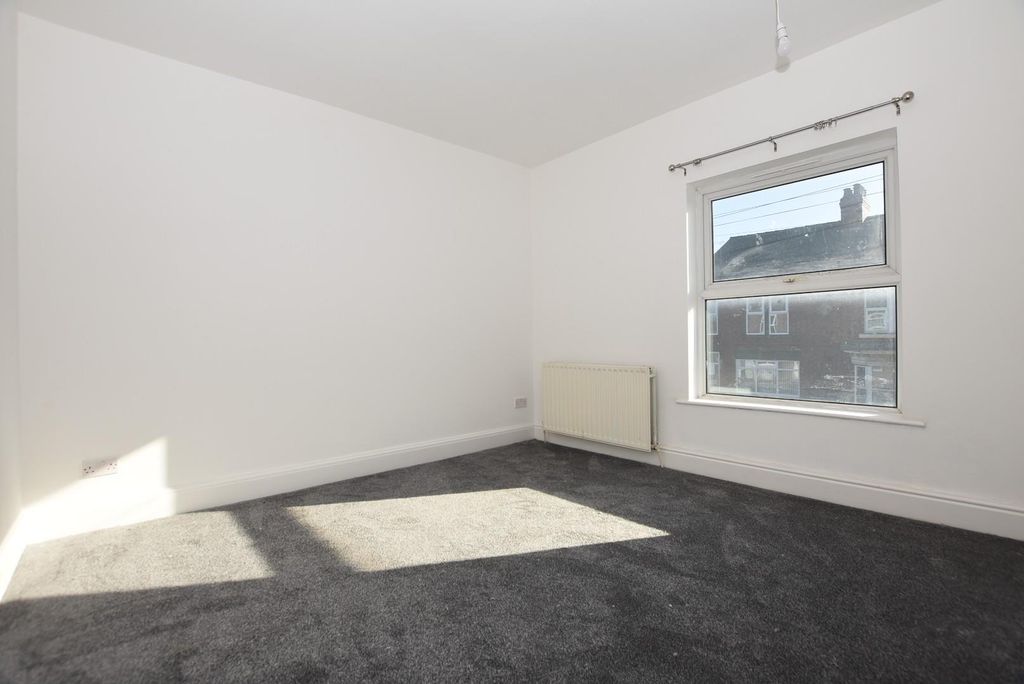 Property photo 2 of 10 Bed 1.Jpg