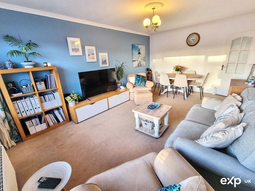 Property photo 2 of 28