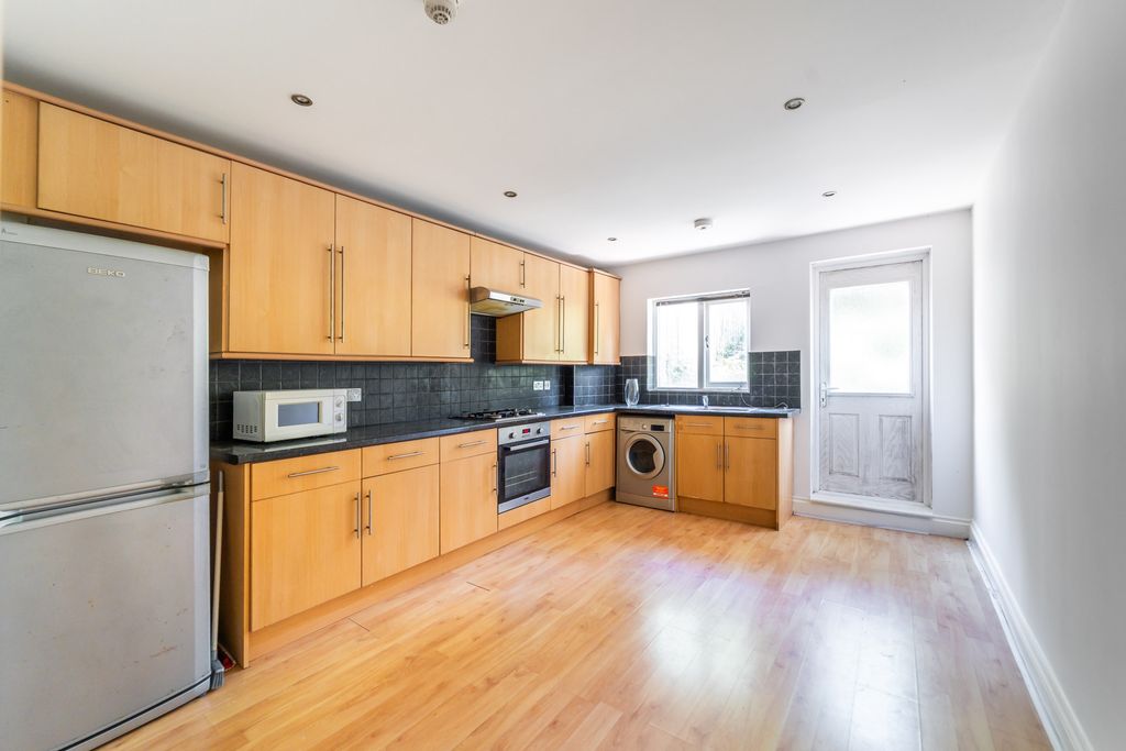 Property photo 1 of 9 Mba03362
