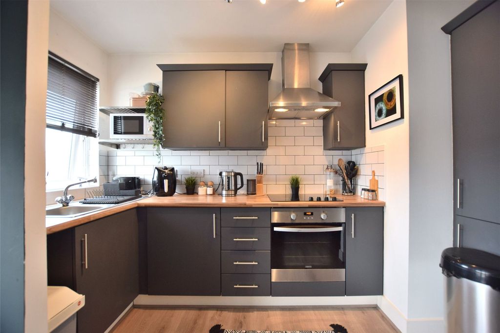 Property photo 2 of 11 Kitchen