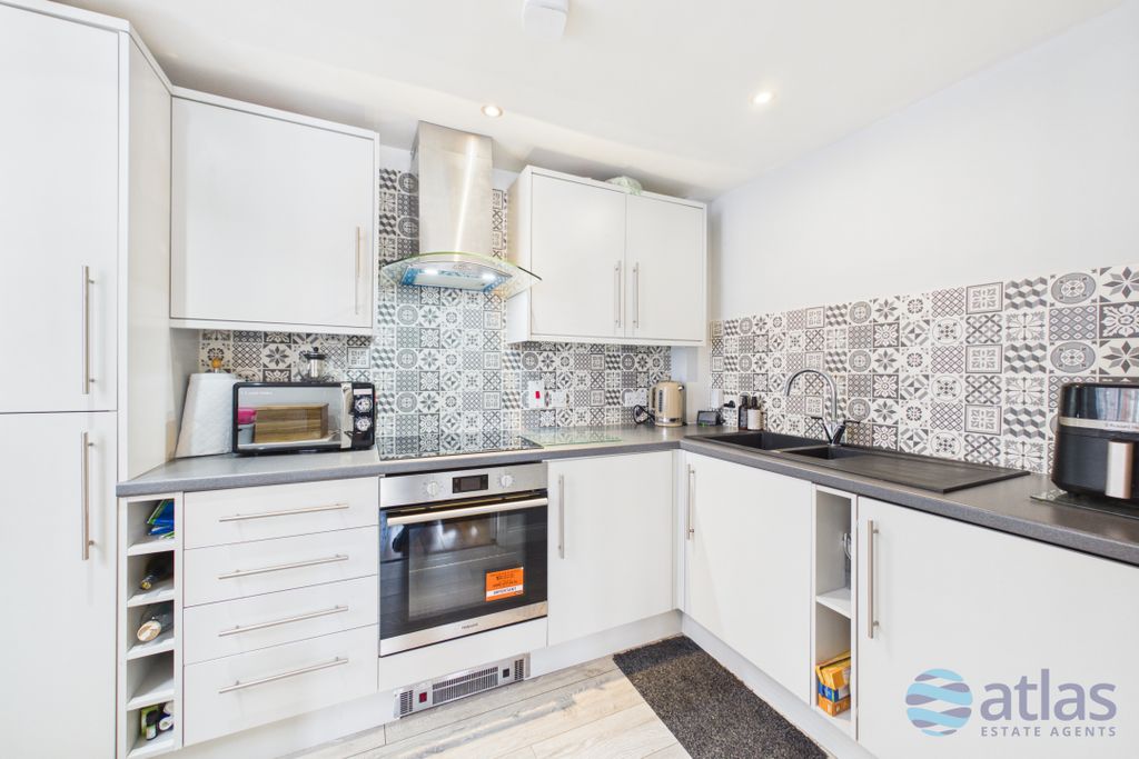 Property photo 3 of 17 Kitchen