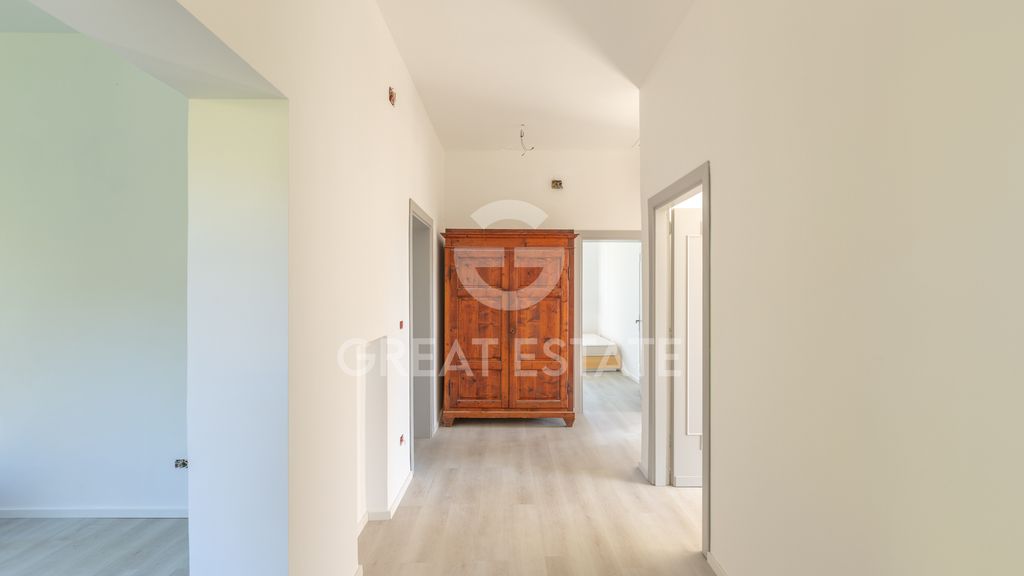 Property photo 2 of 20 Interiors