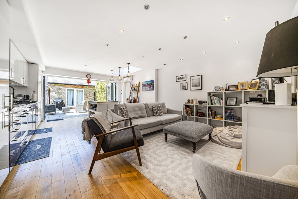 Property photo 1 of 14 989550 (3)
