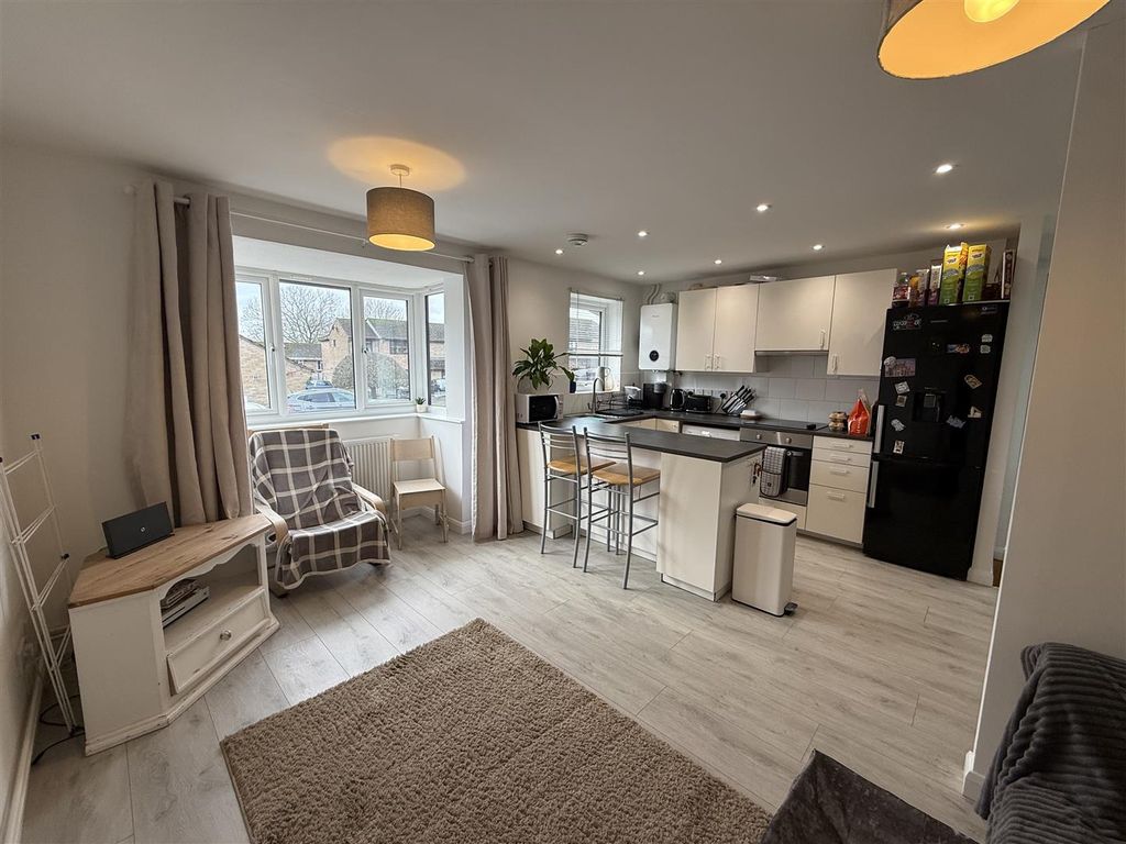 Property photo 2 of 11 Living Room/Kitchen