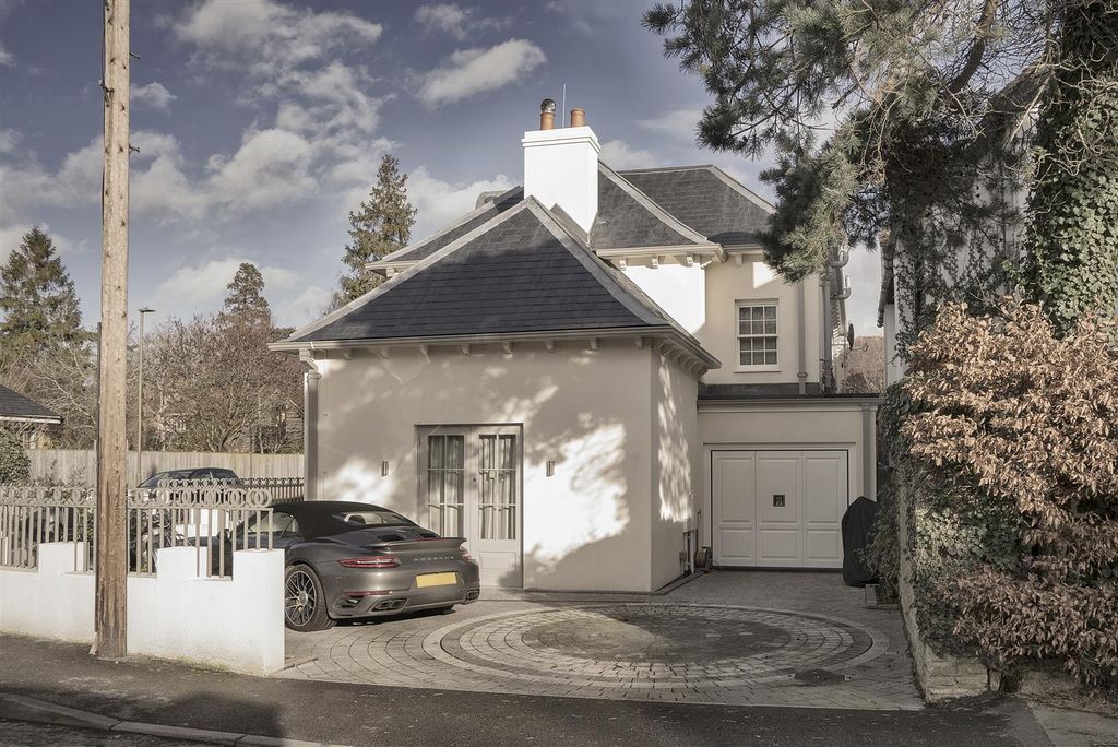 Property photo 3 of 15 Driveway, Turntable Parking And Garage Entrance