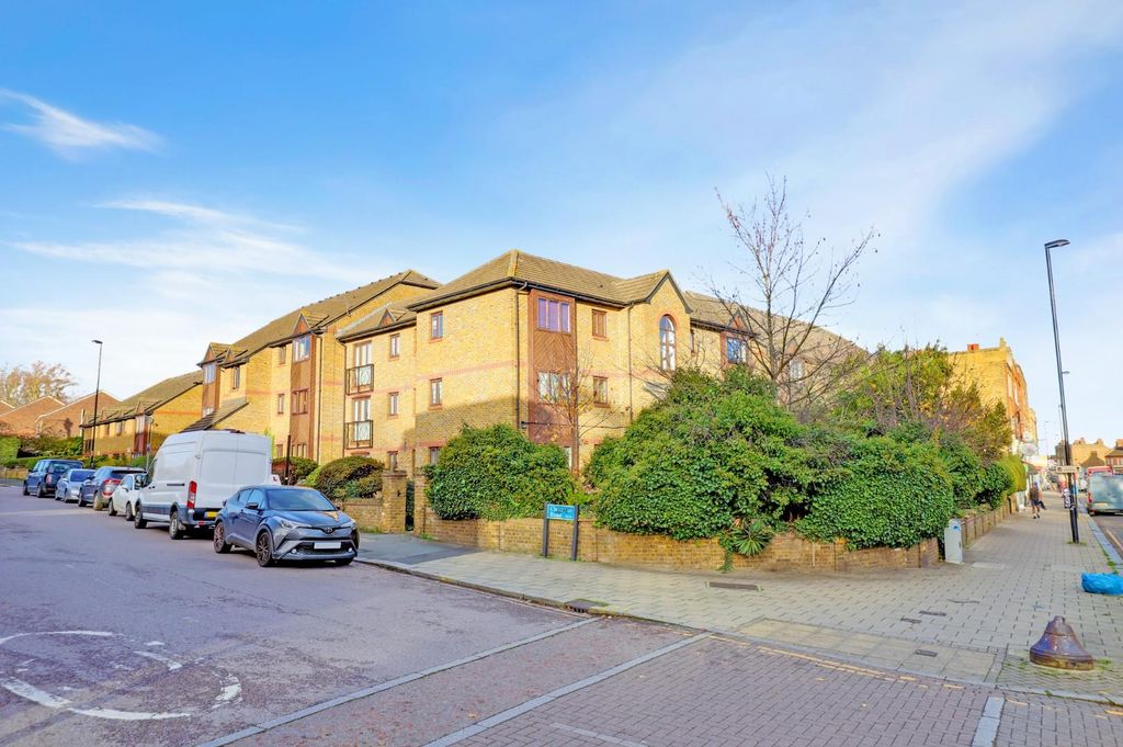 Property photo 2 of 14 09-F6F4Jhpropworld - 29 Castle Court - 43.Jpg