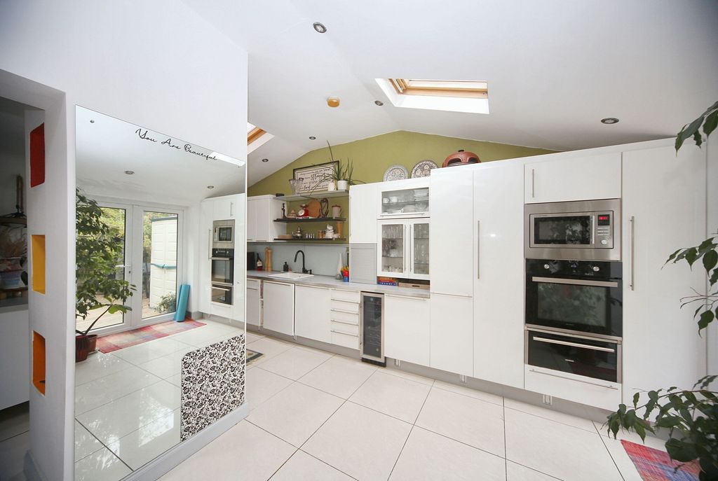 Property photo 3 of 25