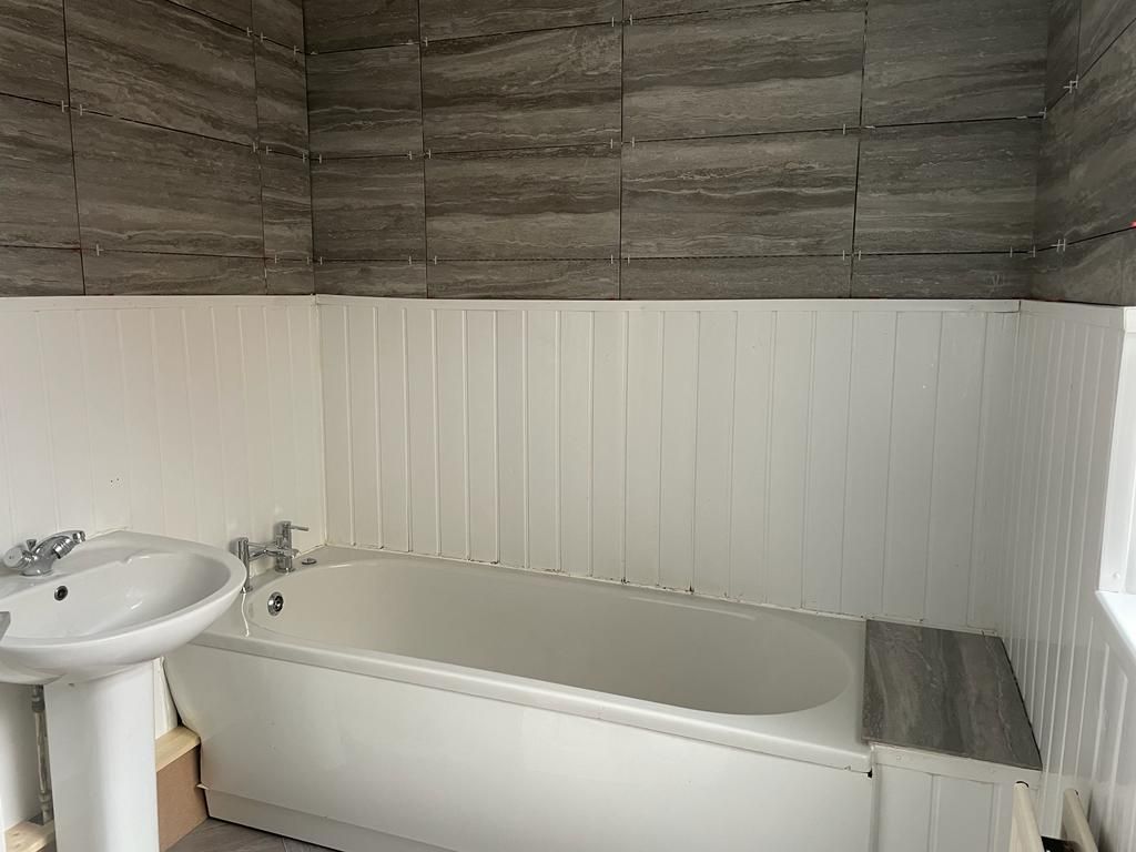 Property photo 3 of 7 Jupiter Street Bathroom