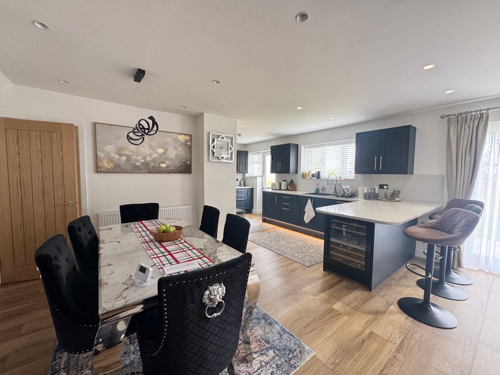Property photo 3 of 11 Kitchen