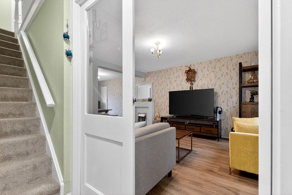 Property photo 3 of 25 Entrance Hall