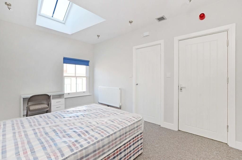 Property photo 3 of 10 Bright And Clean Double Bedroom Featuring A Comfor...