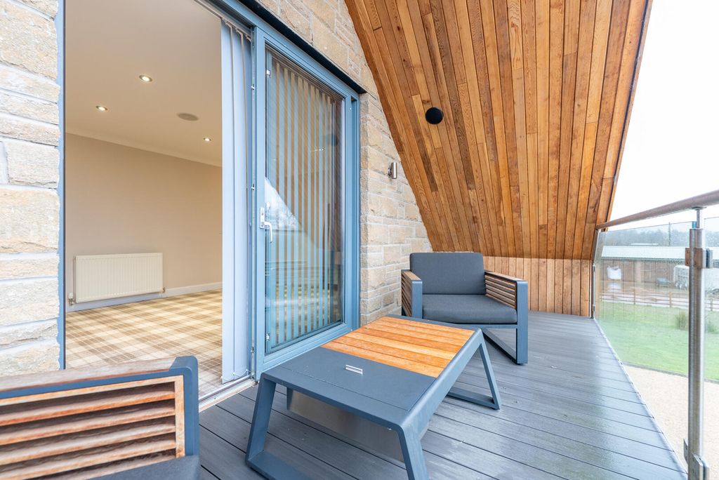 Property photo 2 of 43 Terrace / Patio